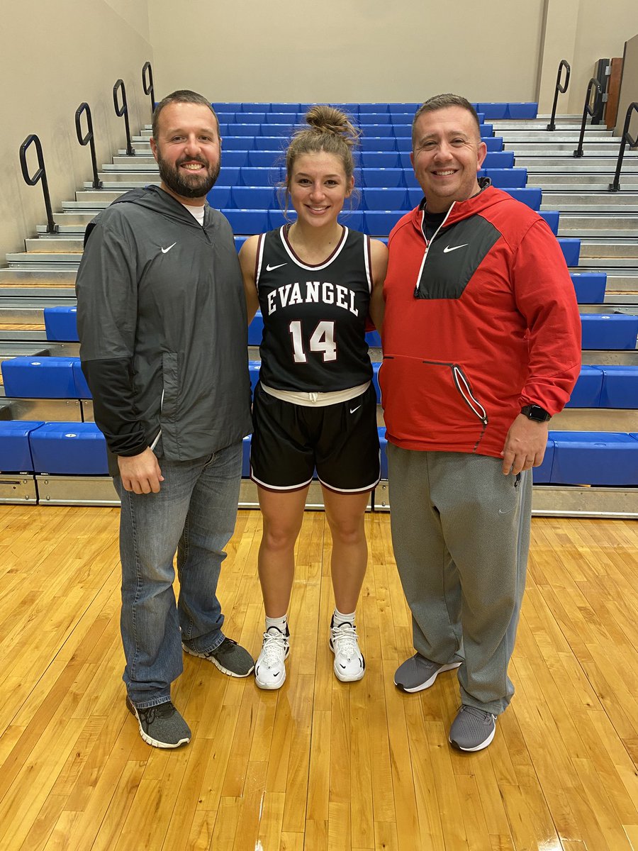 CoachJ14's tweet photo. Another night, another Arena, watching another former @farmingtonfast player making an impact at the next level. Super proud of @lexi_roach. Enjoyed watching her and @EvangelWBB get a HUGE double OT win tonight! #NextLevelCards #FarmingtonFast #FAMILY https://t.co/aTHUmOMMbP