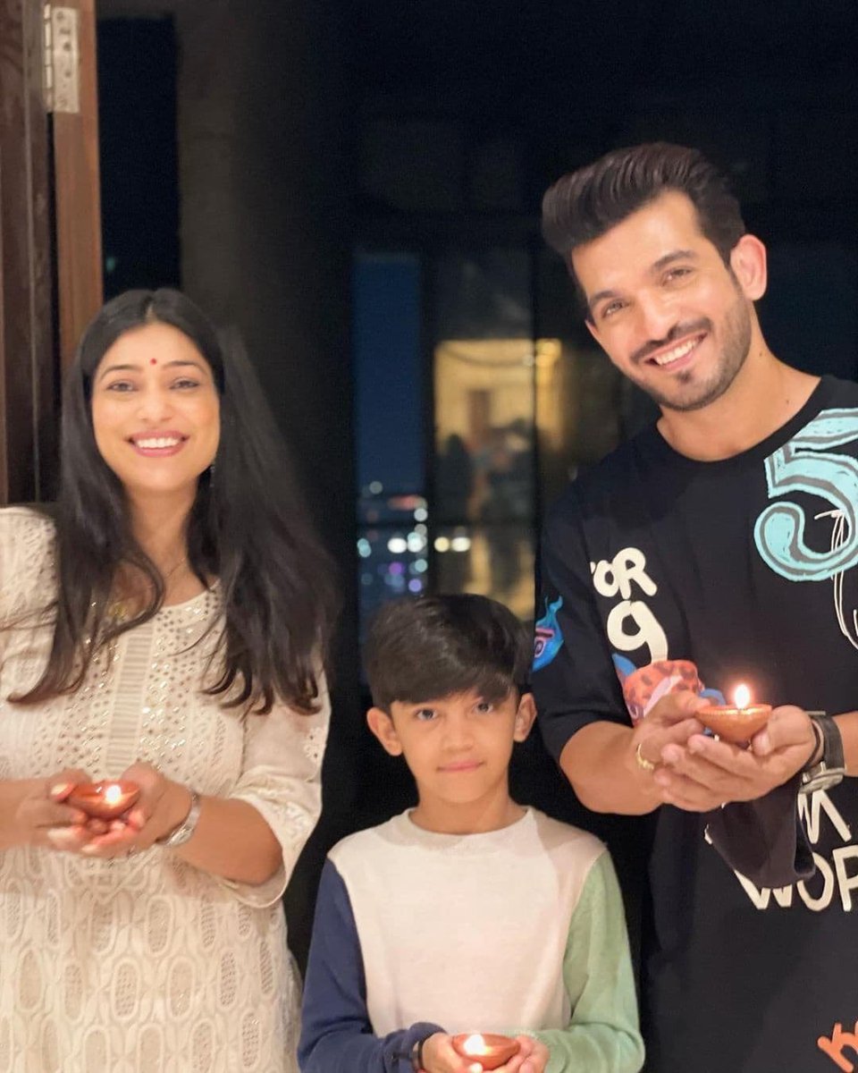 GoaTimesTOI's tweet photo. #Diwali2021 - Celebs gear up for #Diwali 💫
.
.
.
#himanshkohli #himanshkohli❤ #himansh #mithilapalkar #mithilapalkarfc #mithila #arjunbijlani #arjunbijlanilovers #arjunbijlani❤️ #barkhasengupta #barkhabisht #barkha #nehhapendse #nehhapendse_fanbase #nehha #diwali2021 #celebrity https://t.co/wXnNsEbdJ1