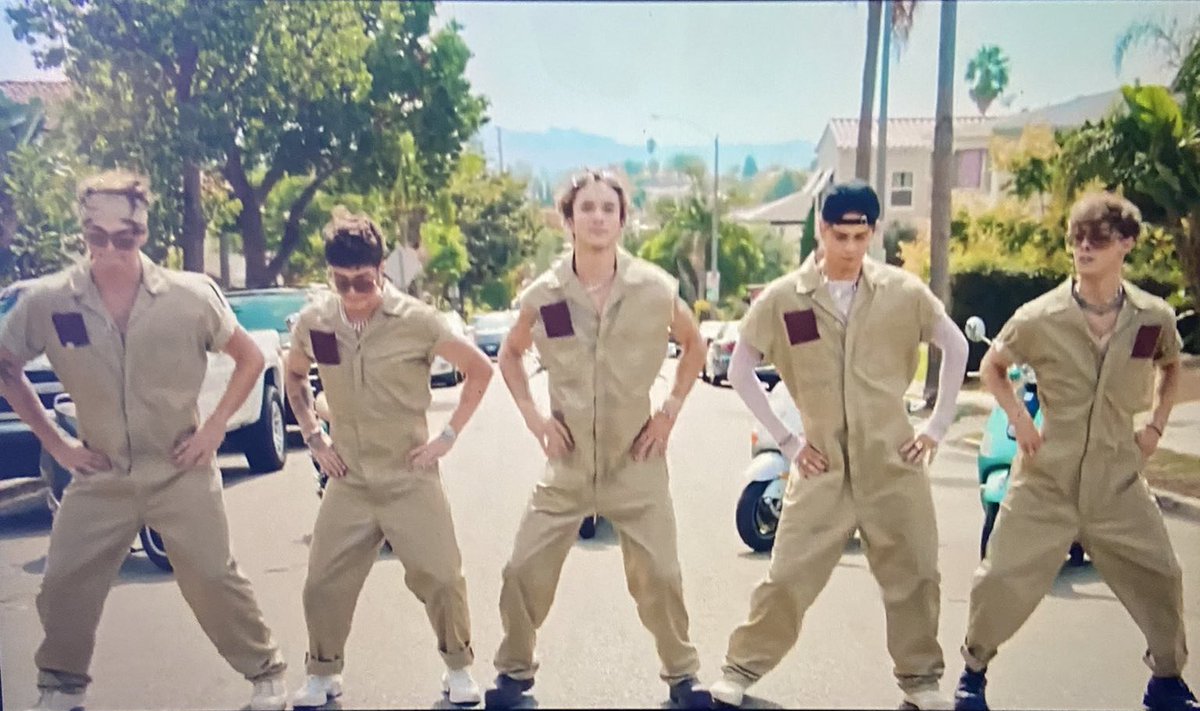 livinforbesson's tweet photo. Omg my favorite part of the video is y’all doing this dance. Not gonna lie it looks like yall are doing the Macarena.😭😂 @whydontwemusic @corbynbesson @JonahMarais @SeaveyDaniel @jackaverymusic @ImZachHerron #LoveBackMV #lovebackoutnow #loveback https://t.co/a3QpEK4OEY