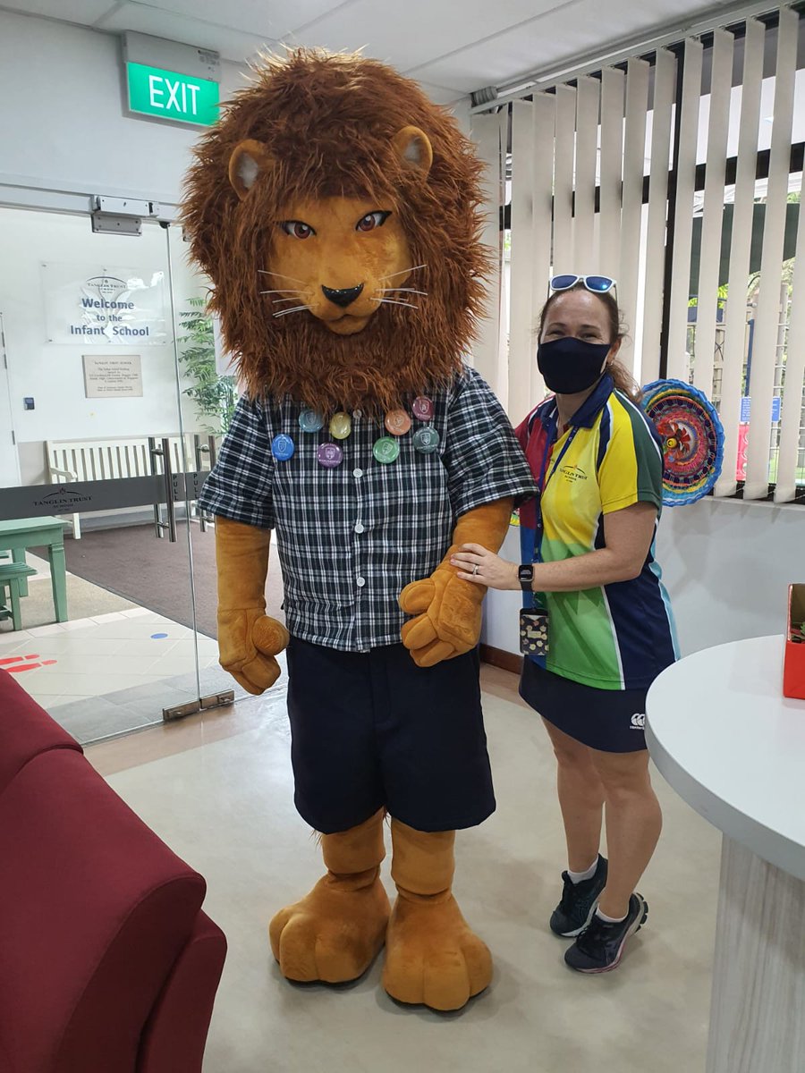 infants_TTS's tweet photo. The first official whole school House Day and SMMs aren't going to get in the way of team building! The Infants have been drumming their House rhymes with the music team on the astro and each class was very excited to get a visit from Griff the Lion, with all his house badges! https://t.co/4ugLCLI7qO