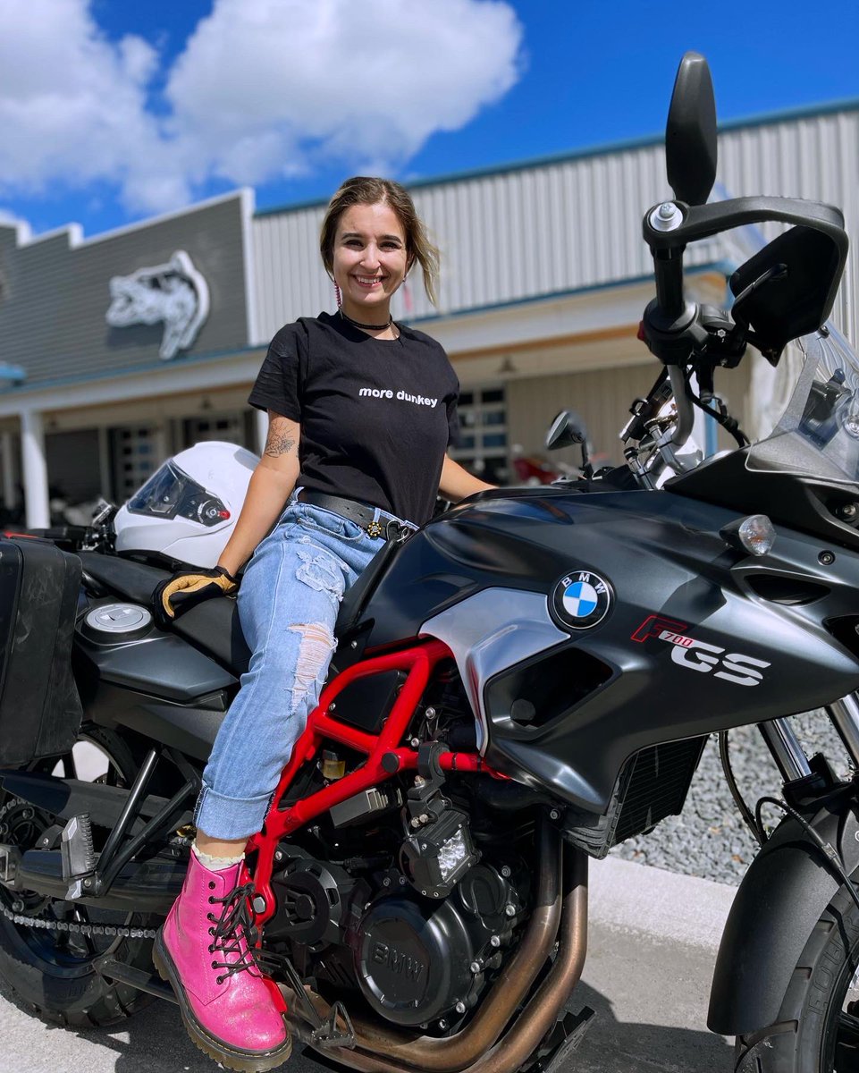 cheyleesivlogs's tweet photo. I like bike #bmw @BMWMotorrad @BMWMotorradUSA https://t.co/PYmAVaZYE9
