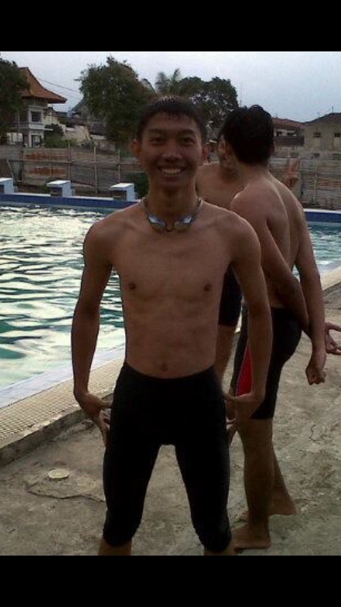 farispw08's tweet photo. 2012 Mata kuliah renang, Lulus pastinya 4 gaya libas wkwk. Jangan lupa belajar renang ya karena renang salah satu self defend di air #bodytransformation https://t.co/wc1HzcgC2o
