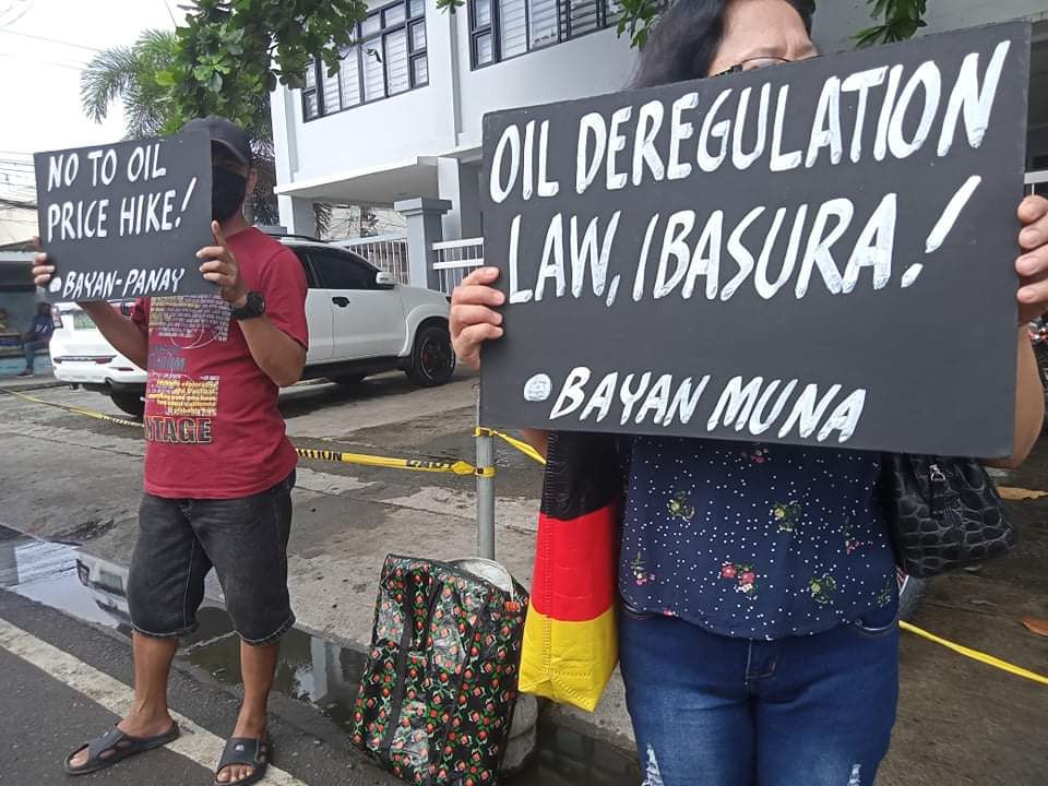 panaytoday's tweet photo. PROGRESSIVES CALL TO LOWER OIL PRICE

Earlier today, BAYAN-Panay held a picket-protest in front of LTO 6 to register their call to immediately lower the prices of petroleum products amid the successive oil price hike for more than two months now.

READ: https://t.co/3fX02jhfJB https://t.co/CvQUho5b8H