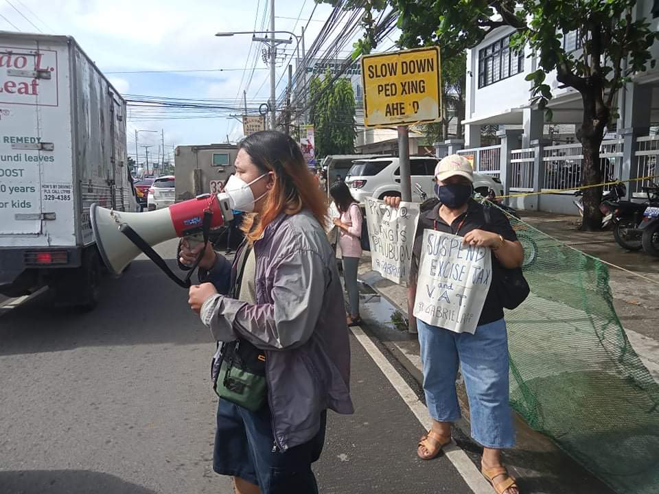 panaytoday's tweet photo. PROGRESSIVES CALL TO LOWER OIL PRICE

Earlier today, BAYAN-Panay held a picket-protest in front of LTO 6 to register their call to immediately lower the prices of petroleum products amid the successive oil price hike for more than two months now.

READ: https://t.co/3fX02jhfJB https://t.co/CvQUho5b8H