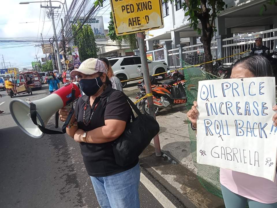 panaytoday's tweet photo. PROGRESSIVES CALL TO LOWER OIL PRICE

Earlier today, BAYAN-Panay held a picket-protest in front of LTO 6 to register their call to immediately lower the prices of petroleum products amid the successive oil price hike for more than two months now.

READ: https://t.co/3fX02jhfJB https://t.co/CvQUho5b8H
