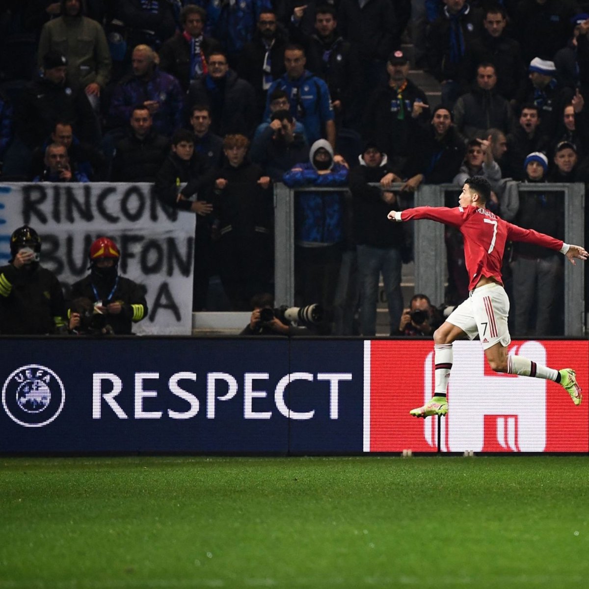 InvictosSomos's tweet photo. A solo 2 anotaciones de convertirse en el primer jugador con 800 goles oficiales en el fútbol profesional. Cristiano Ronaldo dos Santos Aveiro. THE BEAST. https://t.co/XzJCK52A9N