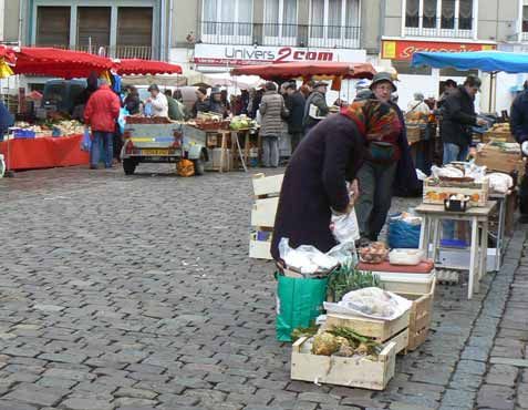 Boulogne sur Mer Saturday market in Place Dalton 

#France 🇫🇷 #travel #photo #Frenchmarket  buff.ly/3vY5hwA
