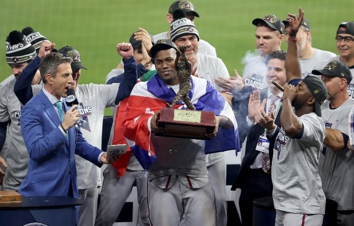 Ru4kSo's tweet photo. Una pausa para contarles que un CUBANO acaba de ser nombrado Jugador Más Valioso de la Serie Mundial en el mejor béisbol del mundo, JORGE SOLER orgullo de Cuba 🇨🇺. https://t.co/nJR9tEK9eH