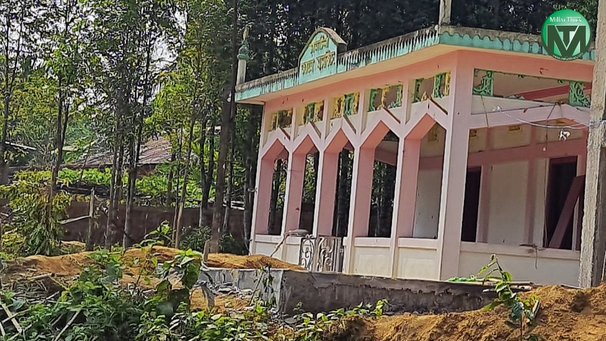 Millat_Times's tweet photo. #Tripura 
यह त्रिपुरा के पानीसागर की चाम टीला जामा मस्जिद है. इस मस्जिद पर भी दंगाइयों ने दिन के 3:00 बजे हमला किया, मस्जिद का गेट, खिड़की, पंखा लाइट, वायरिंग सब कुछ तोड़ दिया गया. पुलिस ने ये दावा किया था कि पानीसागर में मस्जिद पर हमला नहीं हुआ है 
@ShamsTabrezQ https://t.co/XrQQkwsYdM