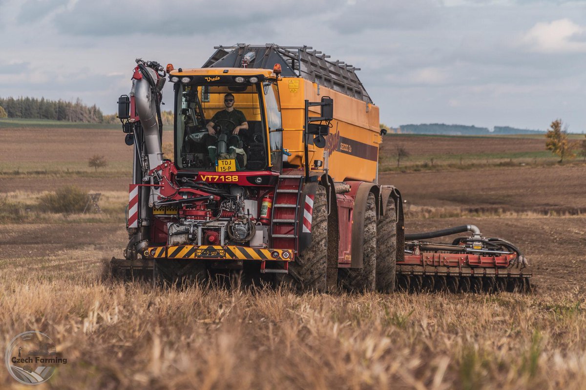 profiMagazin's tweet photo. Ein neuer #Vredo VT7138 mit 9m #Volmer Scheibenegge am Gülleeinarbeiten. https://t.co/j6BgOj7iSG