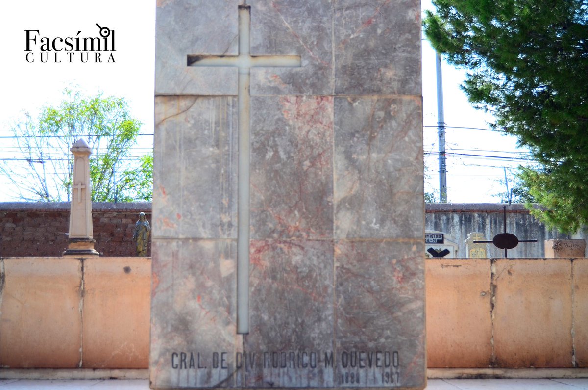 FacsimilC's tweet photo. #DíaDeMuertos 

El cementerio de Dolores, ubicado en la colonia San Jorge, en la ciudad de Chihuahua, es prácticamente un museo, como lo llegó a calificar el historiador Miguel Anguiano Carlos (Q.E.D). Alberga los restos de personajes fundamentales en la historia de Chihuahua. https://t.co/iDEelMhehb