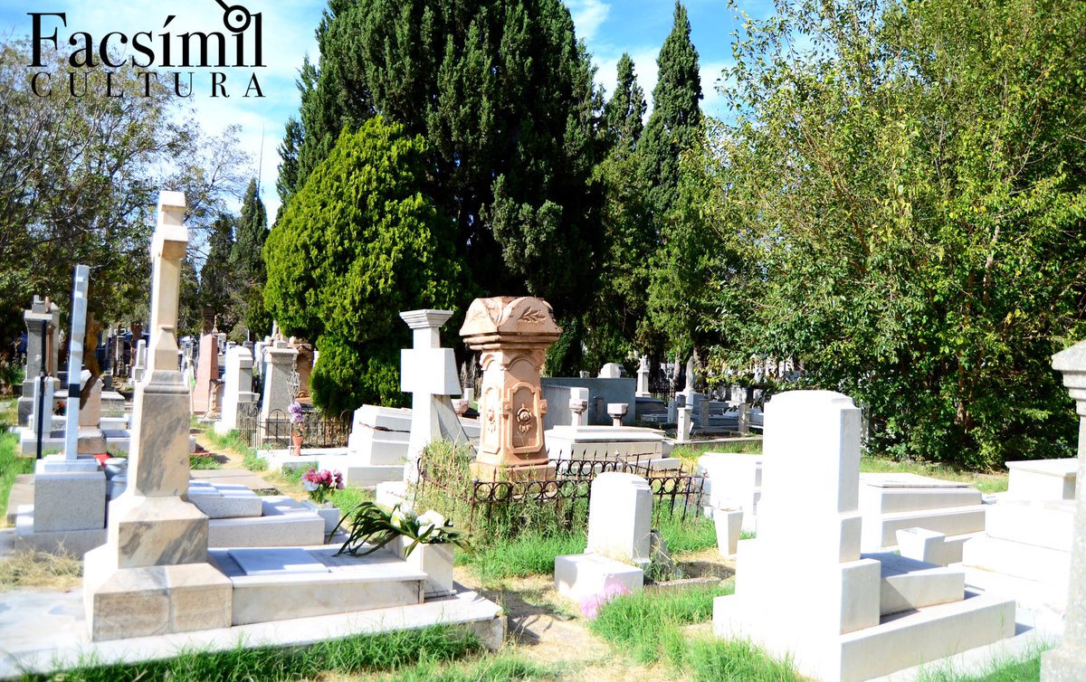 FacsimilC's tweet photo. #DíaDeMuertos 

El cementerio de Dolores, ubicado en la colonia San Jorge, en la ciudad de Chihuahua, es prácticamente un museo, como lo llegó a calificar el historiador Miguel Anguiano Carlos (Q.E.D). Alberga los restos de personajes fundamentales en la historia de Chihuahua. https://t.co/iDEelMhehb