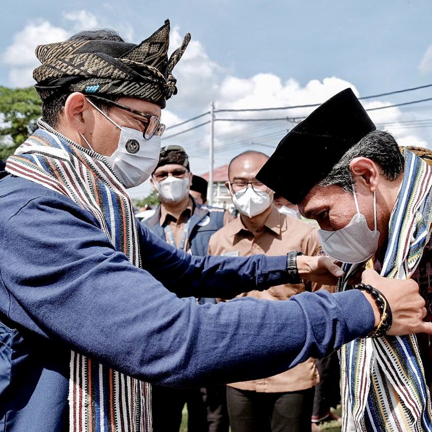 sandiuno's tweet photo. Napi kabar warge Sasak? 

Pagi ini saya tiba di Lombok, NTB dengan mengenakan sabuk anteng lombok yang saya pakai untuk selendang. Kita patut berbangga karena Indonesia memiliki produk ekonomi kreatif yang beragam dan kaya akan kearifan lokal. https://t.co/7O8QUt2KE9