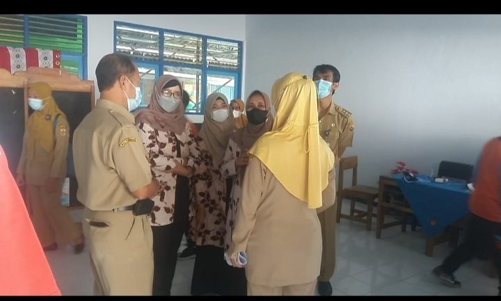 3Moga's tweet photo. Dalam pelaksanaan vaksin di SMP 3 Moga kali ini, ada kunjungan dari Ibu Wakil bupati beserta rombongan. https://t.co/ZHHy2YBtGQ