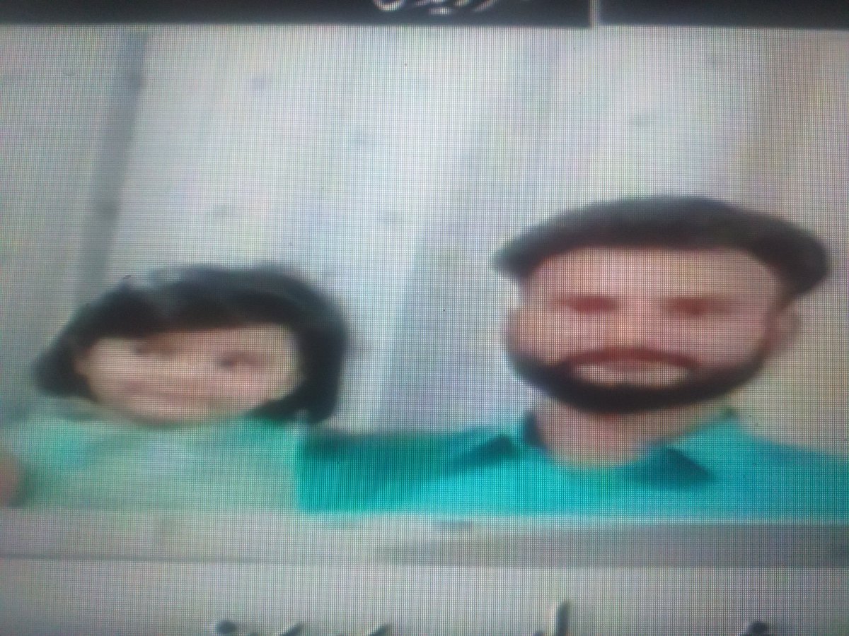 SaboohSyed's tweet photo. یہ بچی کل یتیم ہوئی،

یہ بڑی ہوگی،لوگ اس سے اس کے باپ کا پوچھیں گے کہ وہ کیسے قتل ہوا؟

تو یہ کہے گی کہ اسکاباپ پولیس اہلکار تھا،دوا لینے نکلا تھا اور “عاشقان” نے جسم کی ساری ہڈیاں توڑ کر کھیتوں میں مار کر پھینک دیا تھا۔

انصارعباسی صاحب،اوریا صاحب ،ہم صرف یہ پوچھتے ہیں کہ کیوں؟ https://t.co/6tgpFM3Odw