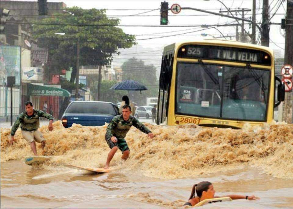 vinilimoeiro's tweet image. Do nada uma chuva com relâmpago, achei que fosse tiro, mas era o telhado do povo balançando. Quando amanhecer salvador vai estar assim