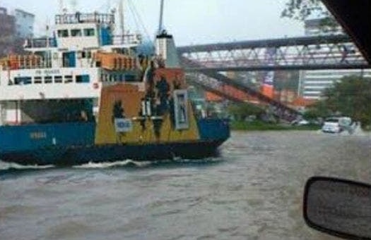 vinilimoeiro's tweet image. Do nada uma chuva com relâmpago, achei que fosse tiro, mas era o telhado do povo balançando. Quando amanhecer salvador vai estar assim