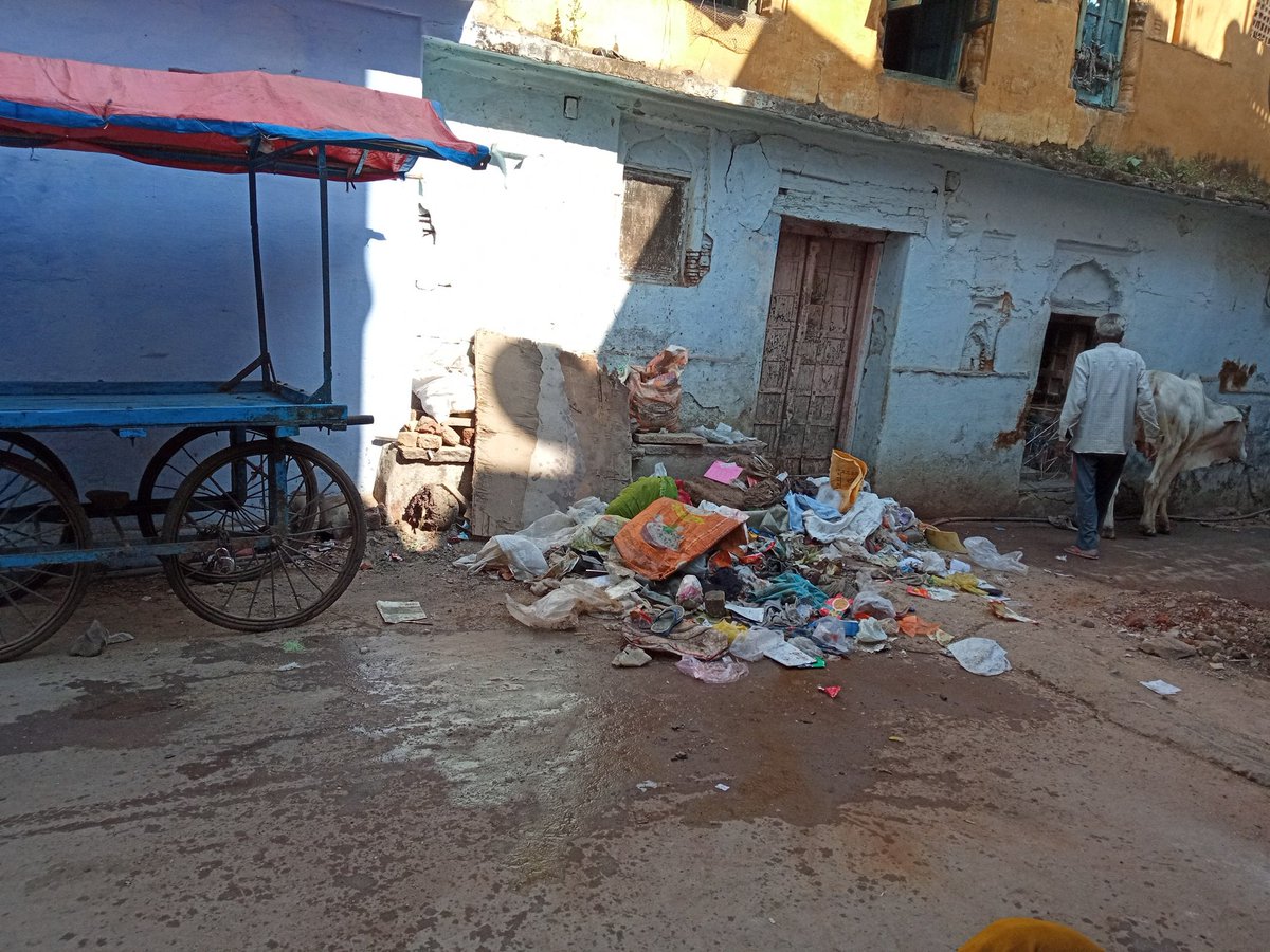 HimanshiModi6's tweet photo. Chakraghar ward sagar, singhai jain mandir ke pass 
Yha kchra fekne ki vyavstha krwai jae, dustbin rkhe jaen 
#shivrajsinghchuhan #mp  #swachbharat #SwachhBharatAbhiyan https://t.co/VcIui75mXP