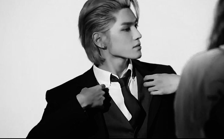 —La madrugada del 31 de octubre el joven había asistido a la boda de sus amigos Chan y Lilith en un lindo jardín de eventos de la villa. Además había sido parte de los "damos de honor" así que estaba agradecido por ser tomado en cuenta. Y estuvo feliz de ver a sus amigos felices—