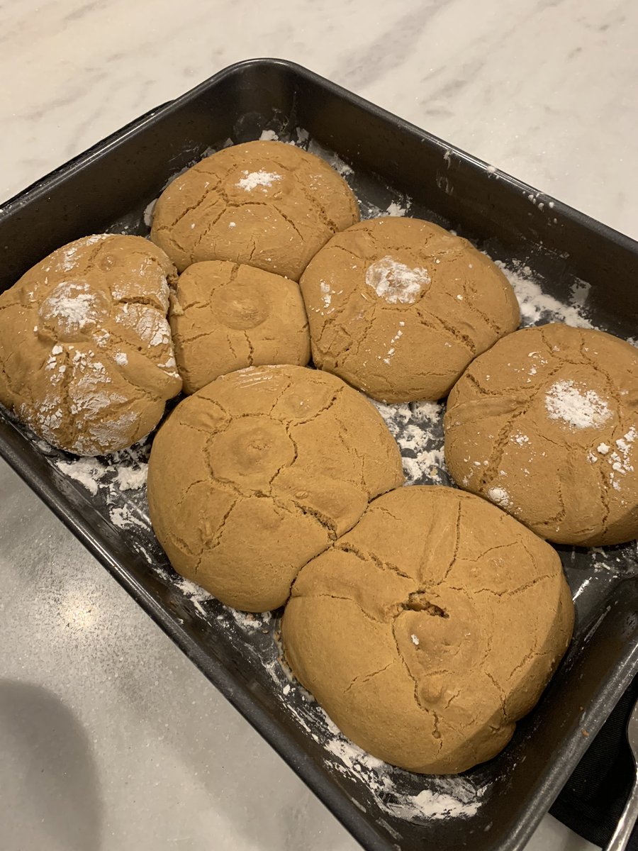 claurebollo95's tweet photo. Claudi: Si hay que celebrar día de los muertos les voy a preparar pan de muerto y chocolate caliente. 

5 horas después de preparación de la famosísimo hojaldra 

Foto 1: lo que claudi quería cocinar
Foto 2: lo que claudi cocino 🥲🥲🥲 https://t.co/MwUGz74lc4