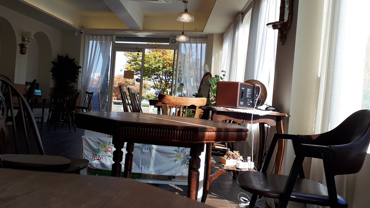 햇살좋은 가을 오후..
한적한 시골까페에 앉아...