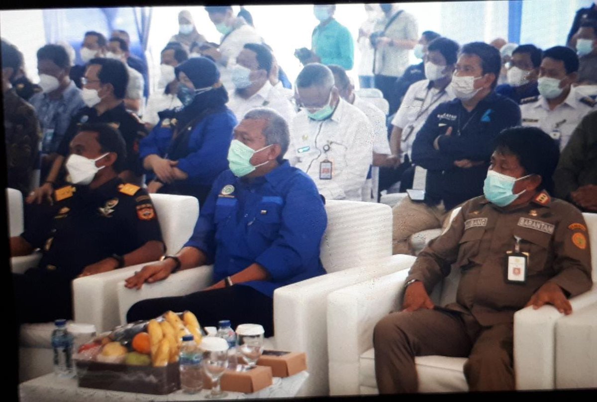 BarantinRI's tweet photo. Rabu (3/11), Ka @Barantan_RI, Ir. Bambang, MM menghadiri acara peresmian gedung pelayanan  terpadu Di PTSP Pelabuhan KBS Cigading Banten serta penandatanganan SOP SSMQC.

Turut hadir mendampingi, Sekretaris Barantan, Wisnu Haryana dan Ka @karantinacilegn, Arum Kusnila Dewi. https://t.co/TD4fVzHdjT