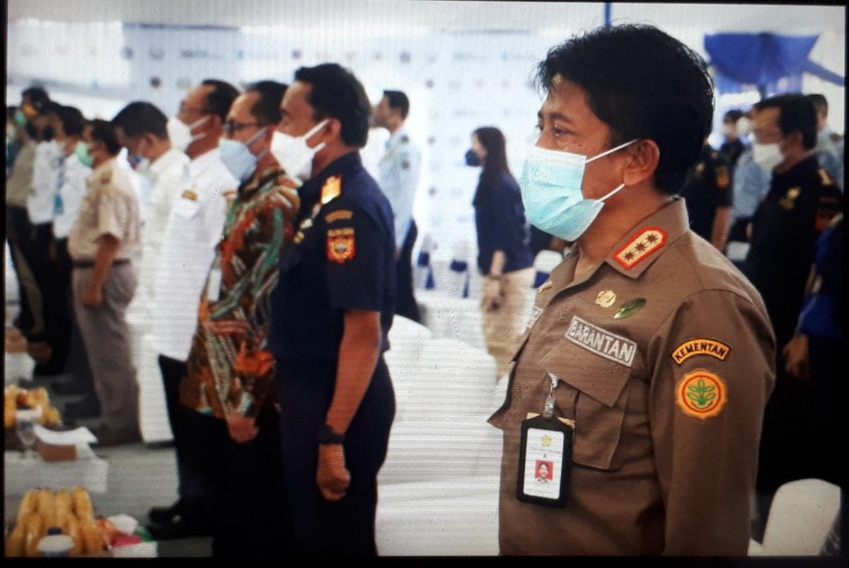 BarantinRI's tweet photo. Rabu (3/11), Ka @Barantan_RI, Ir. Bambang, MM menghadiri acara peresmian gedung pelayanan  terpadu Di PTSP Pelabuhan KBS Cigading Banten serta penandatanganan SOP SSMQC.

Turut hadir mendampingi, Sekretaris Barantan, Wisnu Haryana dan Ka @karantinacilegn, Arum Kusnila Dewi. https://t.co/TD4fVzHdjT