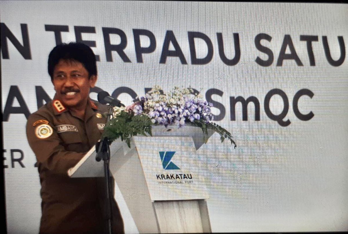BarantinRI's tweet photo. Rabu (3/11), Ka @Barantan_RI, Ir. Bambang, MM menghadiri acara peresmian gedung pelayanan  terpadu Di PTSP Pelabuhan KBS Cigading Banten serta penandatanganan SOP SSMQC.

Turut hadir mendampingi, Sekretaris Barantan, Wisnu Haryana dan Ka @karantinacilegn, Arum Kusnila Dewi. https://t.co/TD4fVzHdjT