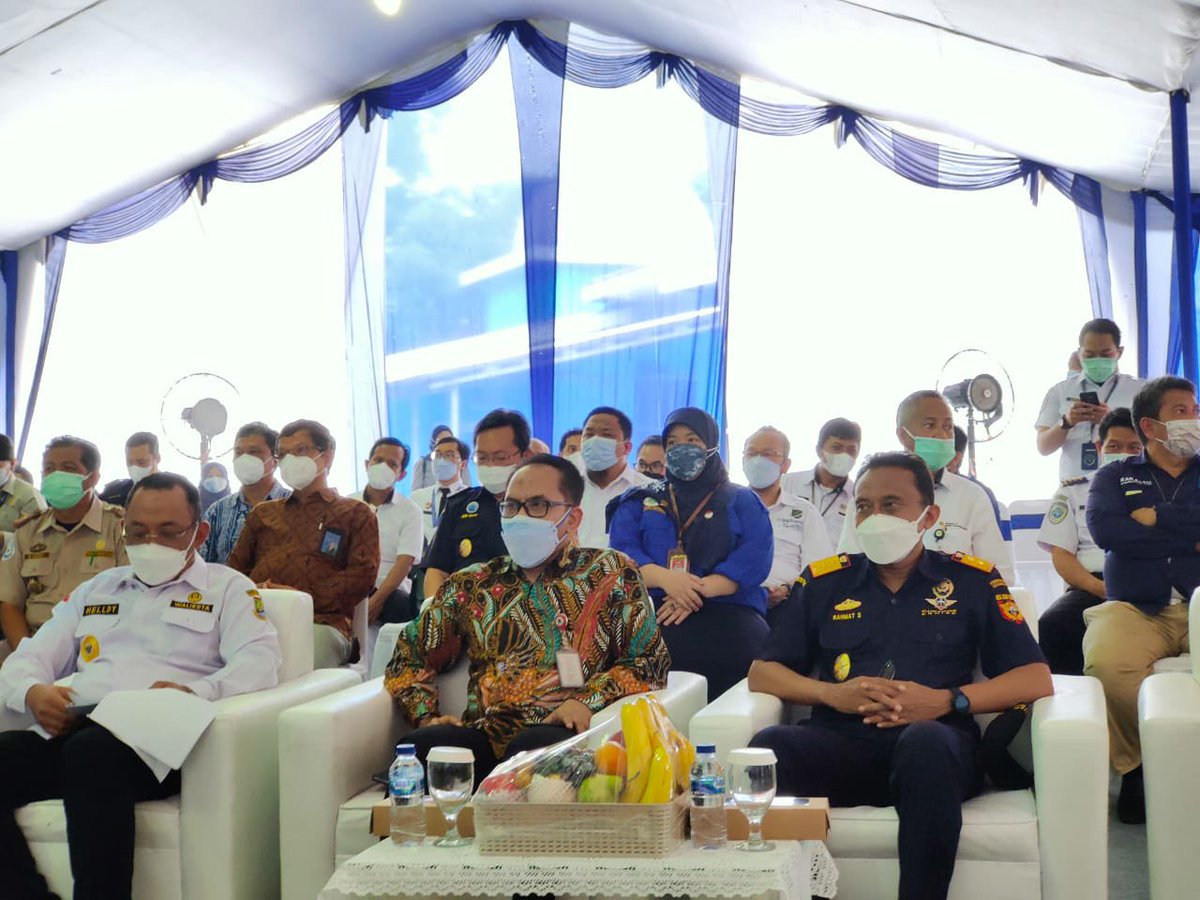 BarantinRI's tweet photo. Rabu (3/11), Ka @Barantan_RI, Ir. Bambang, MM menghadiri acara peresmian gedung pelayanan  terpadu Di PTSP Pelabuhan KBS Cigading Banten serta penandatanganan SOP SSMQC.

Turut hadir mendampingi, Sekretaris Barantan, Wisnu Haryana dan Ka @karantinacilegn, Arum Kusnila Dewi. https://t.co/TD4fVzHdjT