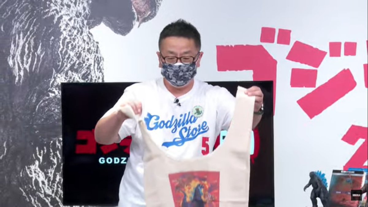 geekshy's tweet photo. Extra banget kalau Jepang ya, ini koleksi Godzilla vs Kong sampai ada celemek-nya lah 🤣

Itu home video-nya ngeri gitu kemasannya #GodzillaVsKong  #GodzillaDay #GodzillaFes https://t.co/LKxvwNoZAk