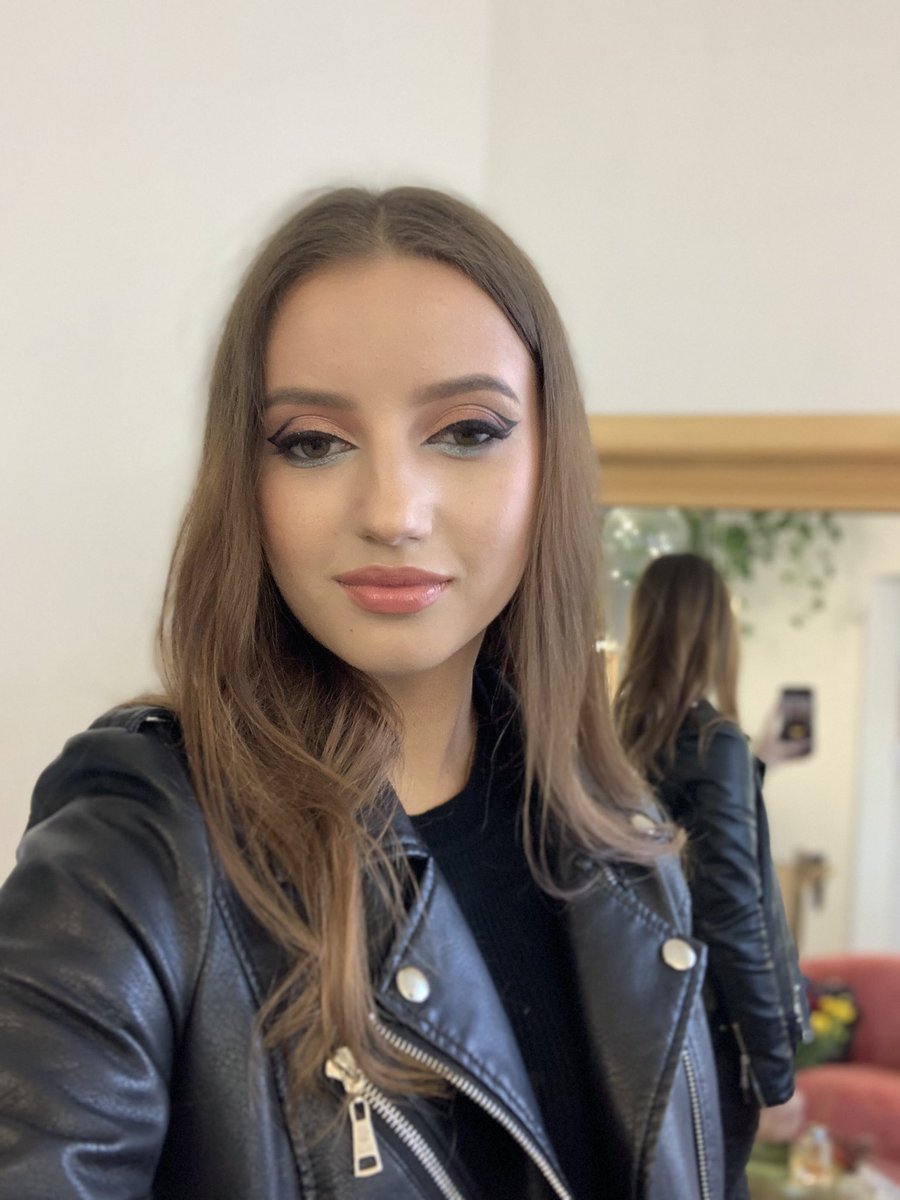 nadiaprokh1980's tweet photo. Селфи с моим макияжем от постоянной клиенточки Дианы
.
#makeup2021 #beautifulgirl #красивыймакияж #makeupternopil #neutralmakeup #eyeliner #lips #макияжляфото https://t.co/XLVzUAk3X1
