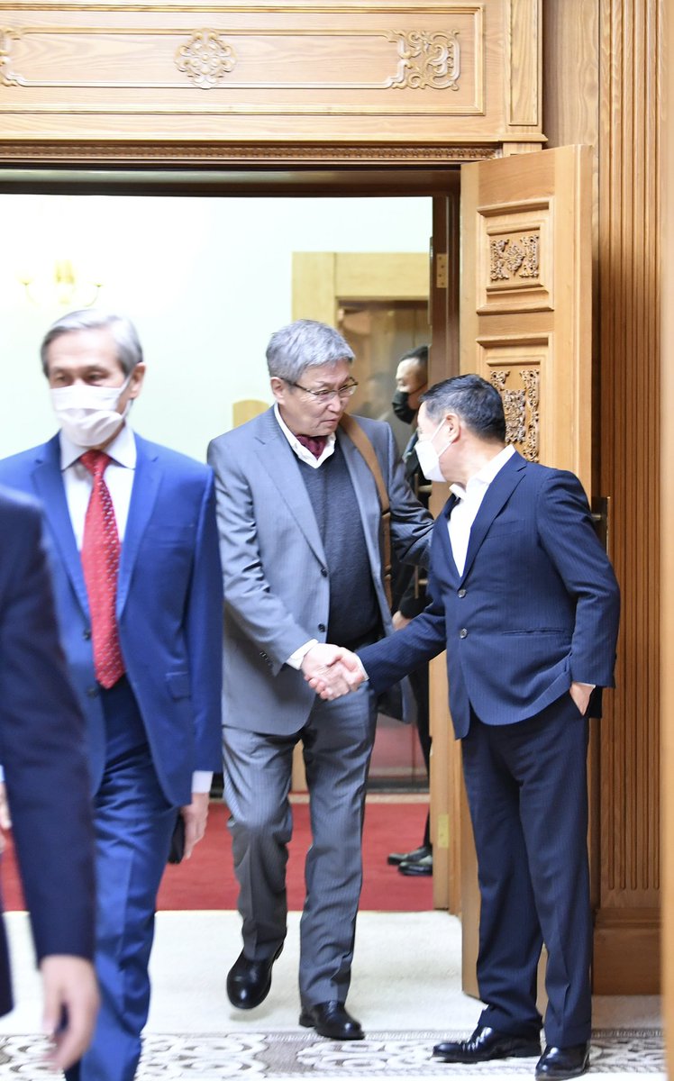altankhuyag_mn's tweet photo. Монголын төлөө стратегийн төвшинд олон зөв шийдвэрүүд гаргаж байсан @SBayar12 даргад баярлаж явдаг юм. Намын дарга байсан хүн намынхаа төлөө биш улсынхаа төлөө сонгуулийн хуулийг холимог болгож байсан нь нэг жишээ. https://t.co/7p4gPf2dMz