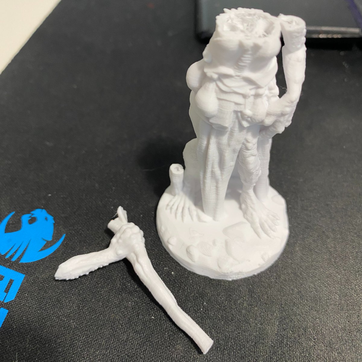 EAllwatcher's tweet photo. Dammit!
#3dprinted #3dprinter #miniatures #rpg #failedprint https://t.co/dio57a2h7w
