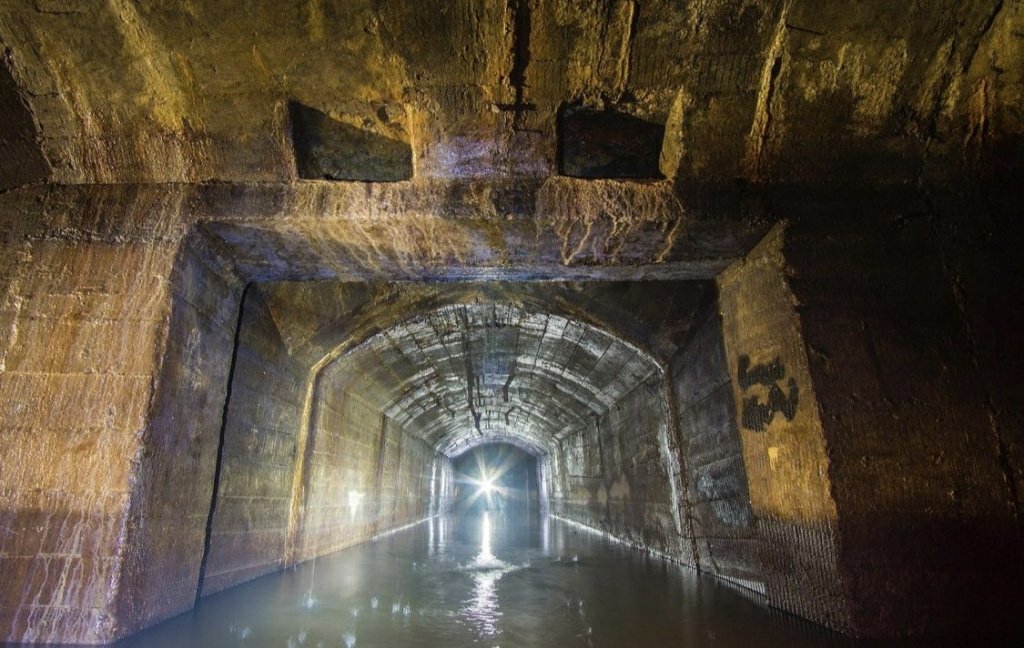 Odinetc2019's tweet image. Диггеры показали затопленный бункер Берии в подземелье Самары bloknot-samara.ru/news/diggery-p… #bloknot