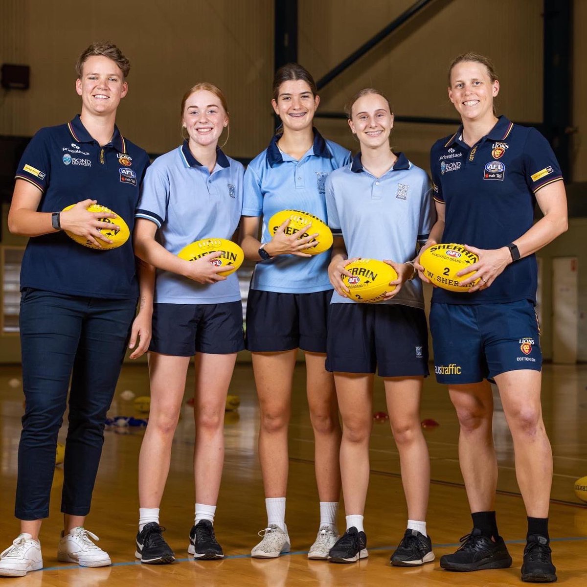 AFLQ's tweet photo. Thanks to some help and inspo from the @lionsaflw @GoldCoastSUNS and @aflwomens - more than 1200 students from @QGSSSA are taking part in a history making inter-school AFL comp! 

Yeah the gals 💫

More at https://t.co/K6XrvrKjSY https://t.co/5A9u0BydA1