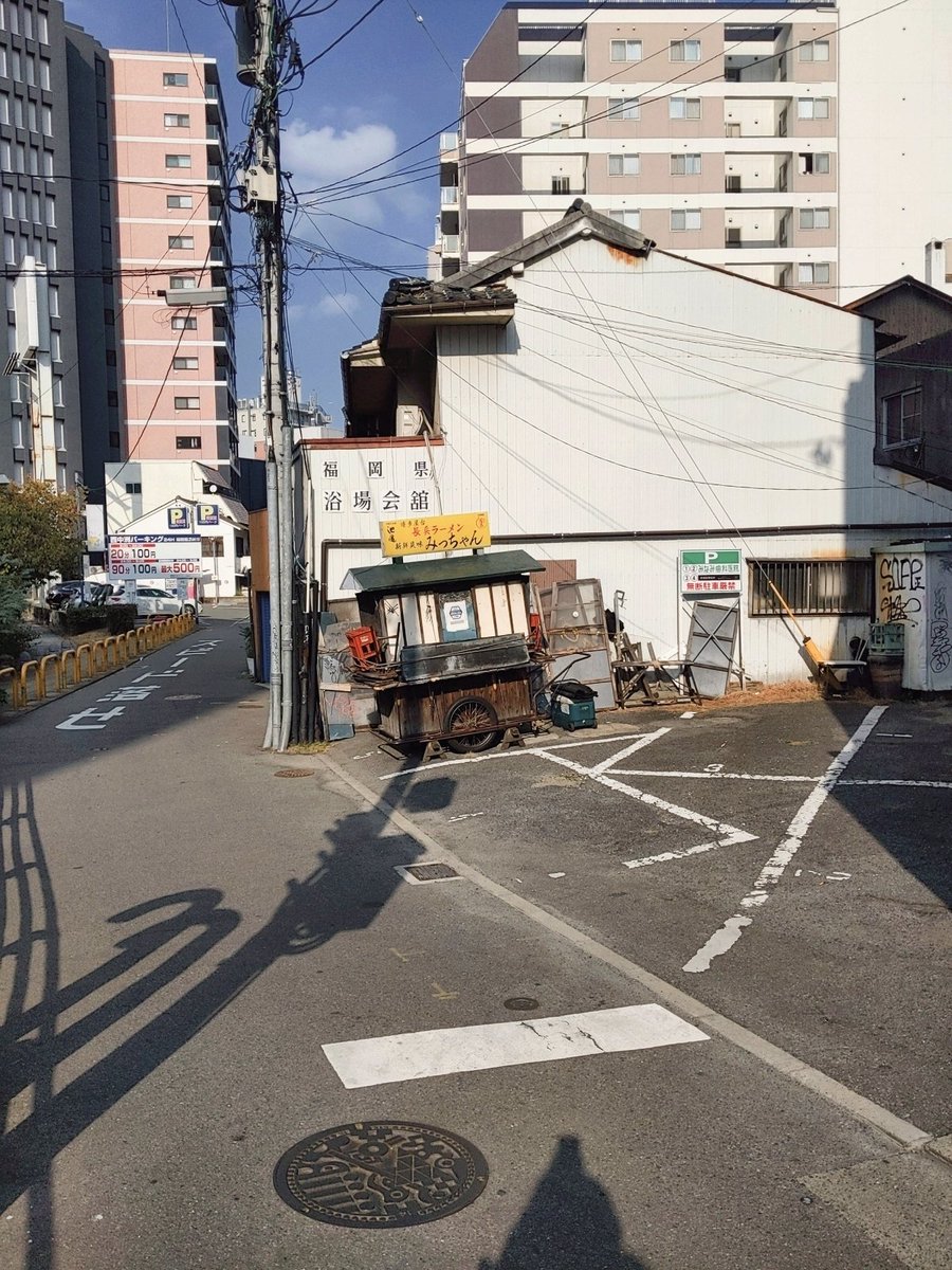 MinHisako's tweet photo. 福岡市に戻って来た20年程前からずっと気になっている建物。使われている様子はないのにずっとある。福岡市西中洲。那珂川を渡れば中洲。
#retromode #浴場会館 https://t.co/brhGQJwgWt