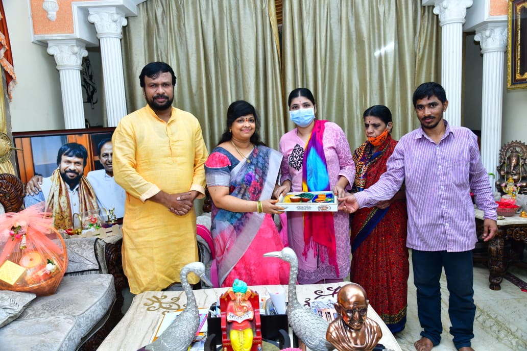 USrinivasGupta's tweet photo. హైదరాబాద్లోని కాచిగూడకు చెందిన, తండ్రి లేని పేదింటి అమ్మాయి, లక్ష్మిప్రియ (ప్రియాంక) వివాహం కోసం
 ఈరోజు ఉదయం ఉప్పల ఫౌండేషన్ ఆధ్వర్యంలో మంగళ సూత్రం, మెట్టెలు,చీర, గాజులు విరాళంగా ఇవ్వడం జరిగింది. https://t.co/5SEATQCc9p