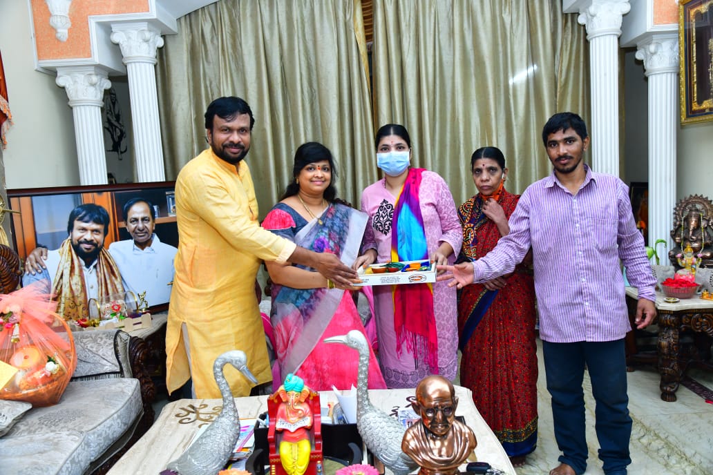 USrinivasGupta's tweet photo. హైదరాబాద్లోని కాచిగూడకు చెందిన, తండ్రి లేని పేదింటి అమ్మాయి, లక్ష్మిప్రియ (ప్రియాంక) వివాహం కోసం
 ఈరోజు ఉదయం ఉప్పల ఫౌండేషన్ ఆధ్వర్యంలో మంగళ సూత్రం, మెట్టెలు,చీర, గాజులు విరాళంగా ఇవ్వడం జరిగింది. https://t.co/5SEATQCc9p