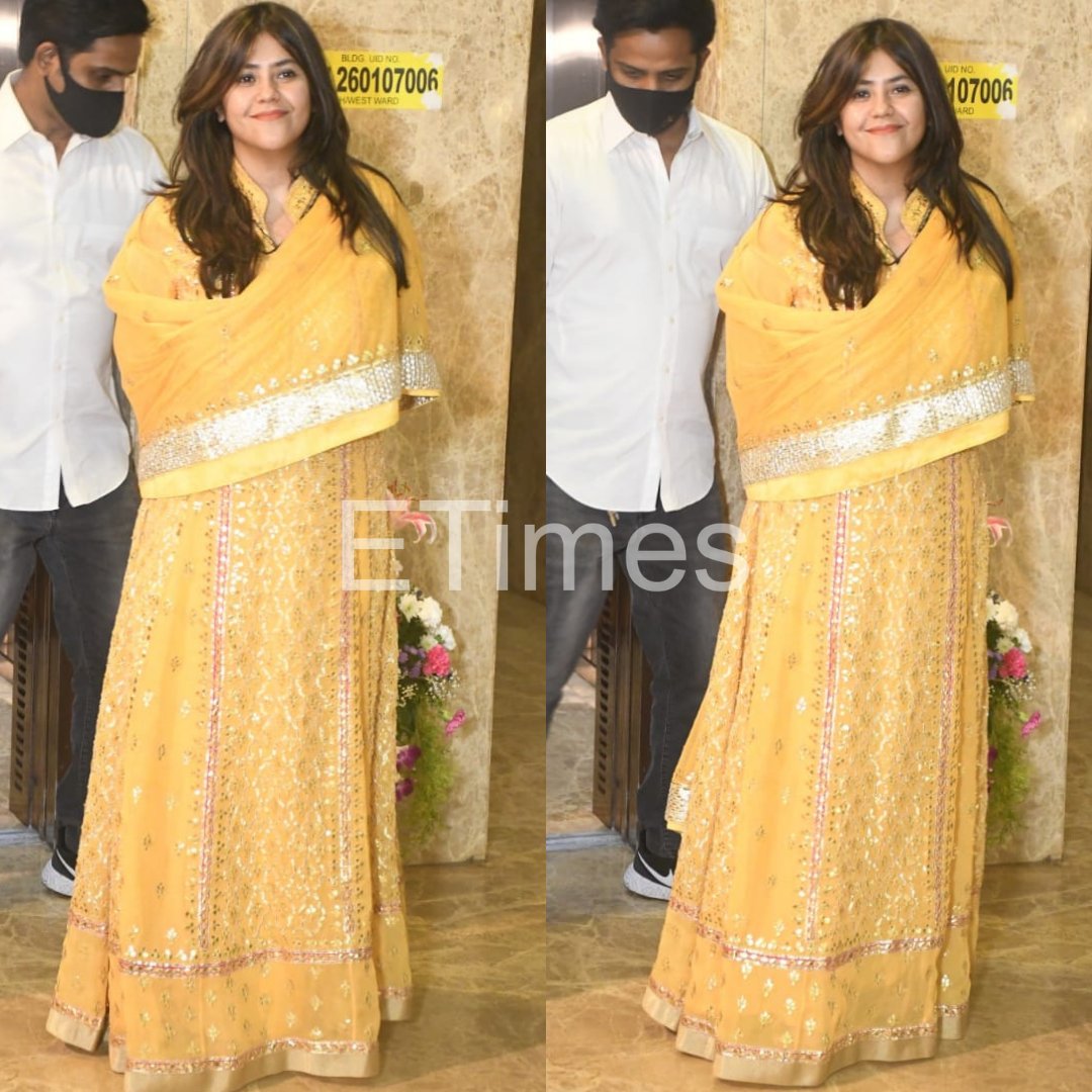 ETimesTV's tweet photo. Spotted the elegant @ektarkapoor at Ramesh Taurani's Diwali party🔥🔥
#ektakapoor #director #prouducer #spotted #exclusive #diwali #diwaliparty #ootd #yellow #beauty #tvcelebs #tvcelebrity #tvcelebrities #television #televisionactor #etimestv https://t.co/S0aOiTlpwb