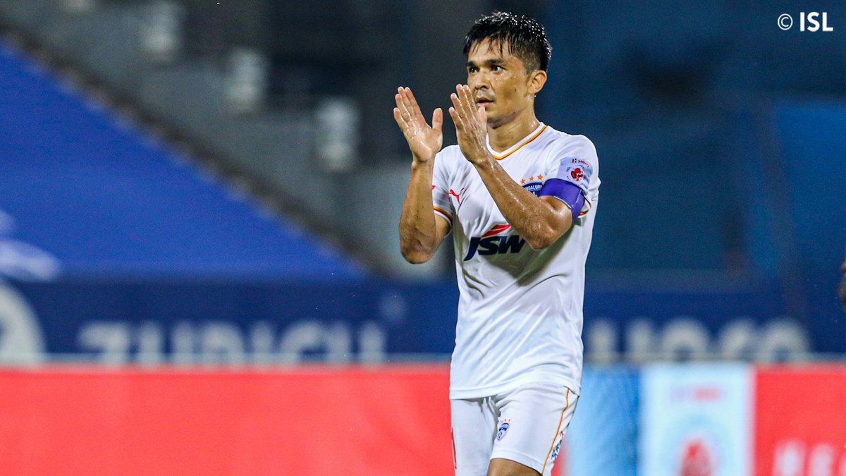 IndSuperLeague's tweet photo. First Indian footballer to be conferred with the prestigious Major Dhyan Chand Khel Ratna Award 🎖✨  

Congratulations to @chetrisunil11 on yet another extraordinary achievement! 👏🏼🇮🇳  

#IndianFootball #SunilChhetri #LetsFootball https://t.co/ucreKp6WXu