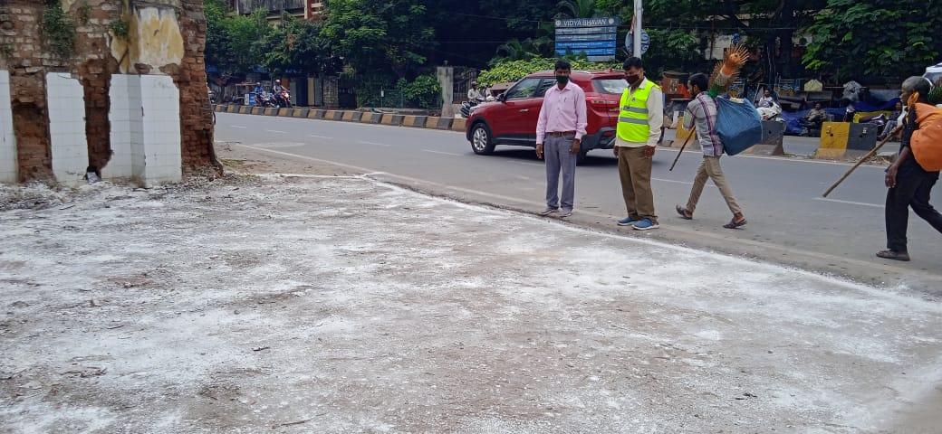 amoh141's tweet photo. @MusHussain2 @ZC_Khairatabad @GadwalvijayaTRS Dear citizen, garbage is lifted and disinfectant sprinkled. https://t.co/SST9pldHaI