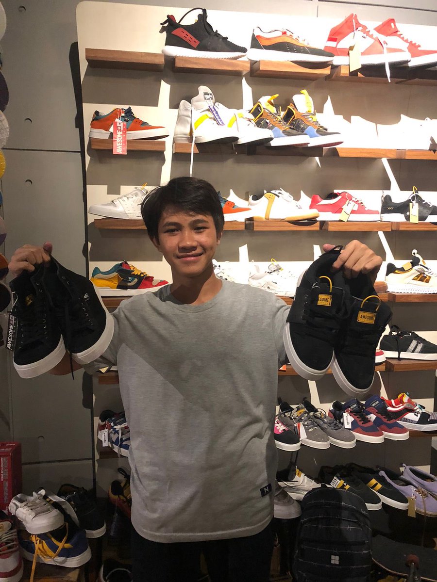 AWESOMEFOOTWEAR tweet media