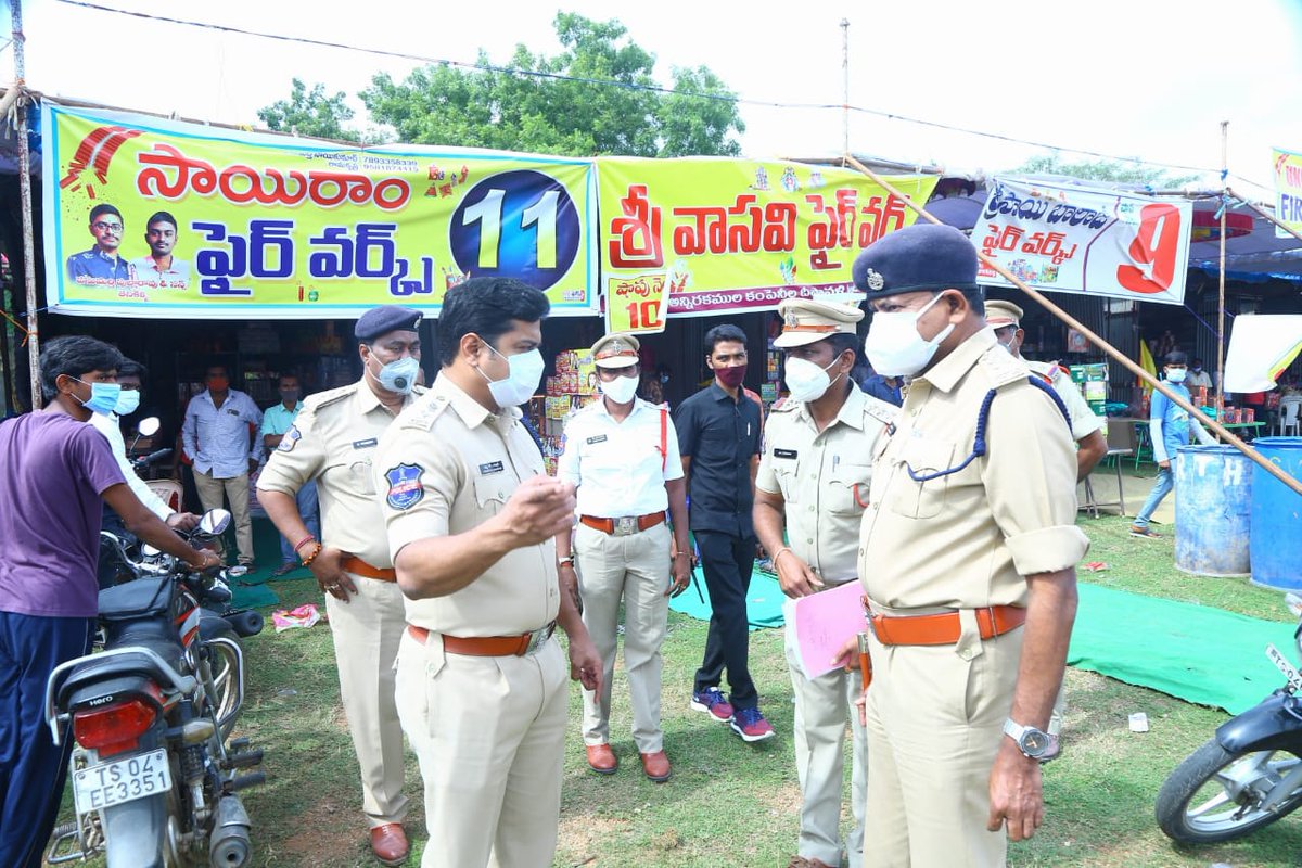 KhammamCp's tweet photo. దీపావళి సామగ్రి విక్రయాల  దుకాణాలను పోలీస్ కమిషనర్  విష్ణు యస్ .వారియర్ సందర్శించారు. SR&amp;BGNR డిగ్రీ కళాశాల మైదానంలో ఏర్పాటు చేసిన స్టాల్స్ ను మంగళవారం పరిశీలించారు.    ఈ సందర్భంగా ఆయన మాట్లాడుతూ ప్రజలందరికీ దీపావళి శుభాకాంక్షలు తెలుపుతూ పండుగను కుటుంబ సభ్యులతో
జాగ్రత్తలు ూ https://t.co/klzJQLOB11