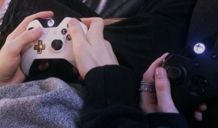 niceoaktree's tweet image. while the game lasts ↬ gendrya au

Os jogadores Arry e Touro só queriam cumprir suas missões online em paz e conquistar alguma glória no processo. O grupo questionável de amigos que reuniram não era parte do plano – e os sentimentos complicados que entraram em jogo também não.