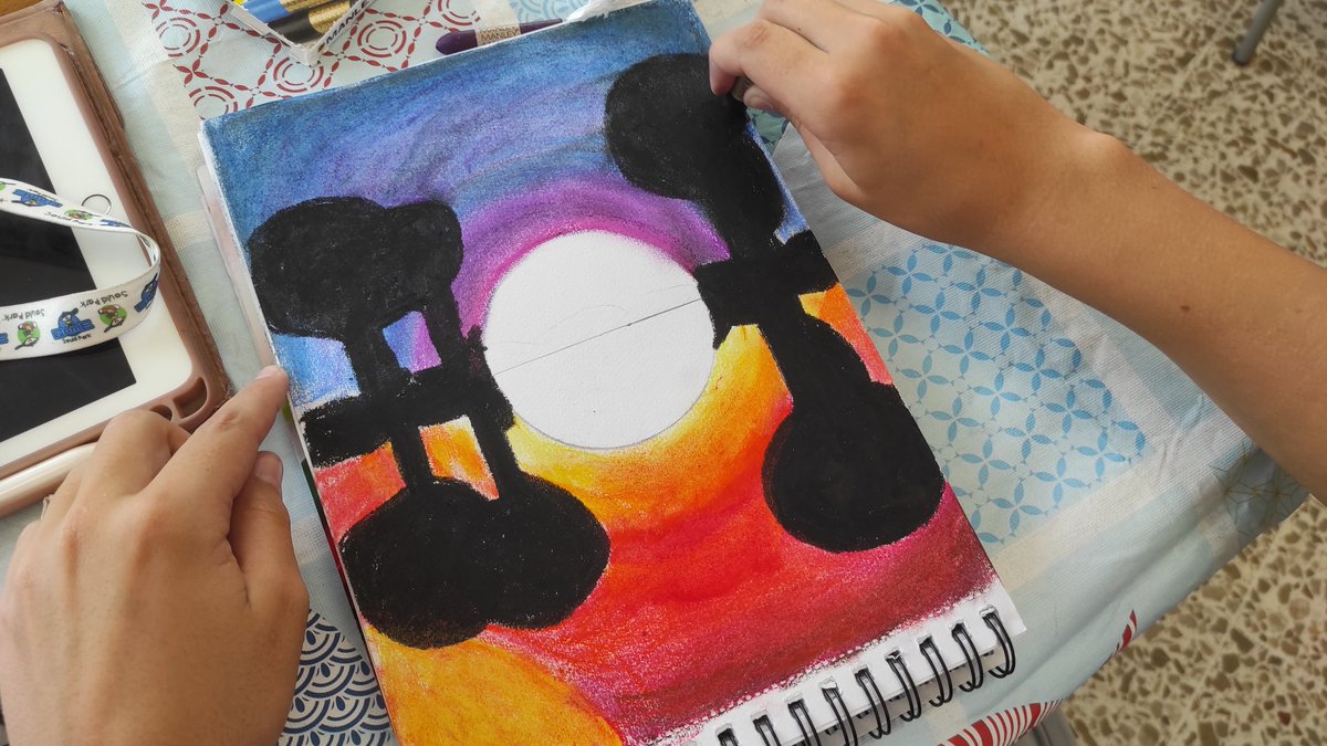 jaimemunne's tweet photo. A través de esta divertida actividad los alumnos de primero de secundaria del @ColegioSalliver aprenden cuáles son los colores cálidos y fríos. #epvav #crecerenconfianza https://t.co/1So5Sg9kJ1