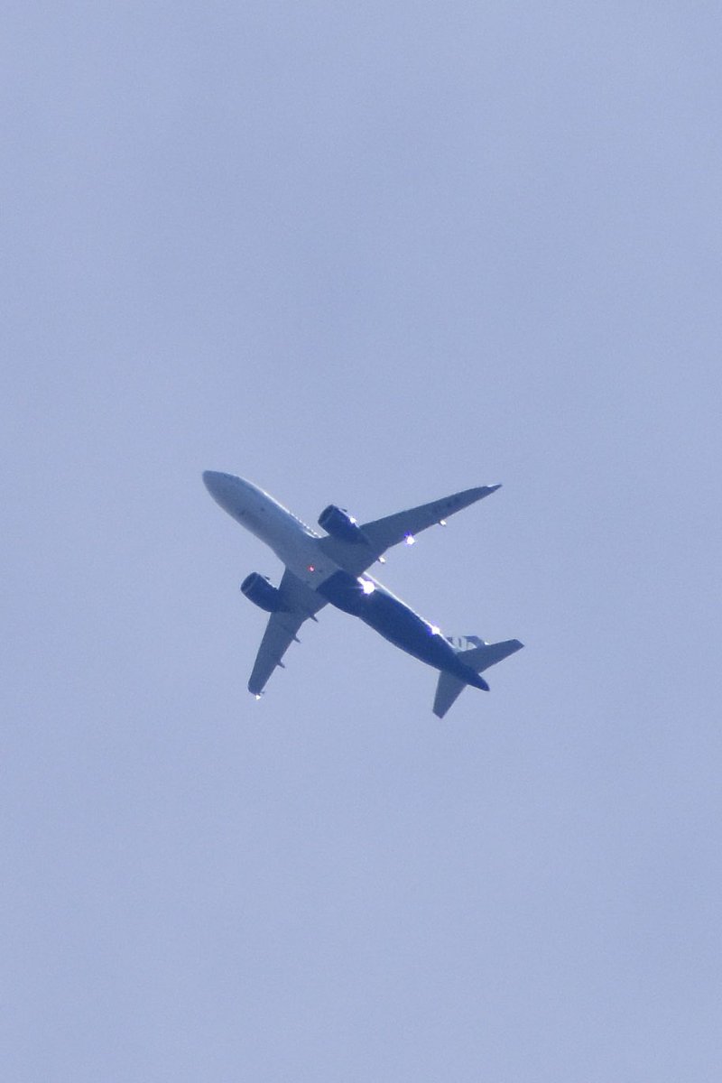 vinyasvkumar's tweet photo. When aviation is your interest and photography is your hobby:)
Seen here is @GoFirstairways en route to Mumbai @CSMIA_Official all the way from Mangalore @mlrairport at its ascending altitude of 11K feet. And yes this is shot from Udupi📍.
For more shots do follow @vinyasvk :) https://t.co/9lj486QdC6