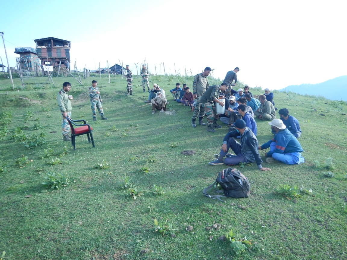 AwamFor's tweet photo. Meeting with Elders and #Village headmen of Jammu Kashmir by #IndianArmy .
#عبدالرحمن_المطيري_في_الكويت
#الجو_ما_ينقصه_غير 
#نسبه_جمالك https://t.co/raIBDI0E0a