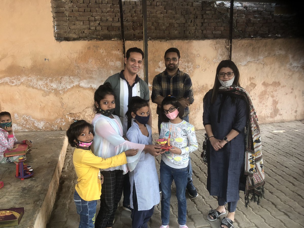 msingh61's tweet photo. Happy Diwali - Diye se diya jalane ka tyohar 🪔 @richaanirudh @Jeeveshu Diwali gift distribution started from these lovely kids. @teamjoyofgiving https://t.co/9sj4cw53Kf