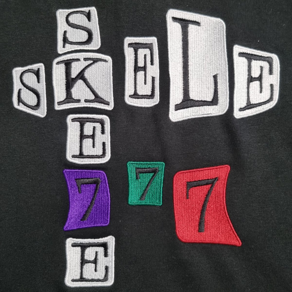 777Skele's tweet photo. Le détail de la broderie sur le crossword hoodie 🫂✨

Disponible vendredi à 20h👨‍💻
 https://t.co/Y93ELeeFYn https://t.co/llqNC2rXXs