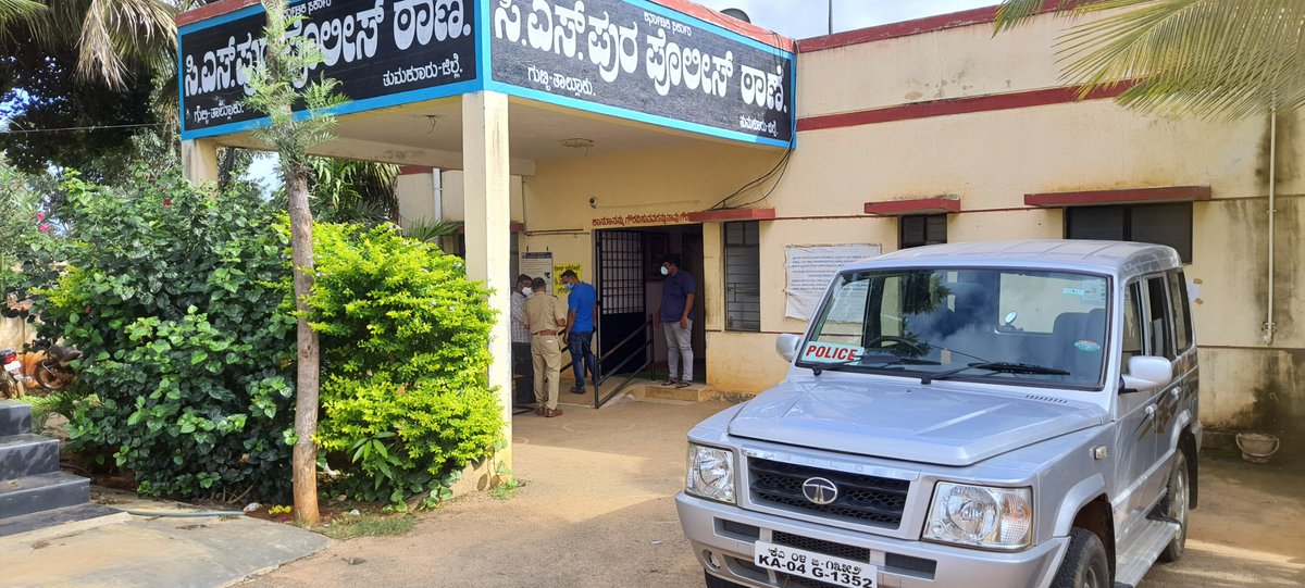 News18Kannada's tweet photo. #Breaking
ACB ದಾಳಿ ವೇಳೆ ಓಡಿ ತಪ್ಪಿಸಿಕೊಂಡ ಪಿಎಸ್ವೈ
ಪಿಎಸ್ಐ ಹಿಡಿಯಲು ಬೆನ್ನತ್ತಿದ ಸಾರ್ವಜನಿಕರು
ಗುಬ್ಬಿ ತಾಲೂಕು ಸಿ.ಎಸ್.ಪುರ ಪಿ.ಎಸ್.ಐ, ಪೇದೆ ಎಸಿಬಿ ಬಲೆಗೆ
ಎಸಿಬಿ ಟೀಂ ಊಟ ಮಾಡ್ತಿದ್ದ ವೇಳೆ PSI ಎಸ್ಕೇಪ್
ಸಿಎಸ್ಪುರ ಠಾಣೆಯ ಪಿಎಸ್ಐ ಸೋಮಶೇಖರ್ S.
#TrustNews18Kannada #PSIEscape #Tumkuru #ACBRaid #PoliceEscape https://t.co/dqR7rkgtkY
